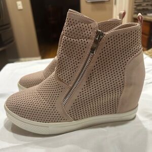 Boutique Brand Blush wedge sneakers Size 8